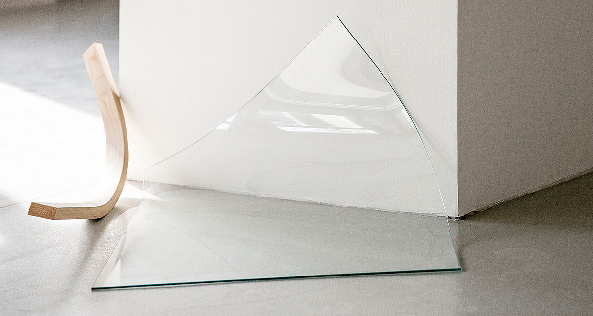 Alicja Kwade, Ungeklärter Zustand, 2010,6/10 +3AP, Glas, Holz,100 x 100 x 80 cm, © Foto: Maya Claussen